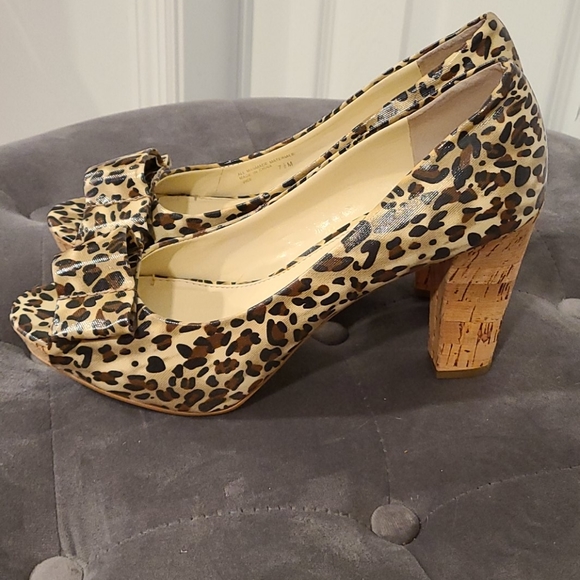 LIKE NEW!!! Leopard print, peep toe heels with bow💞 - Picture 3 of 6
